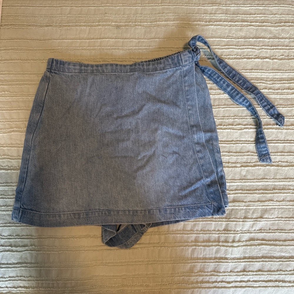 cloth & stone Light Wash Denim Like (Lyocell) Wrap Tie-Waist Mini Skort (NWOT)